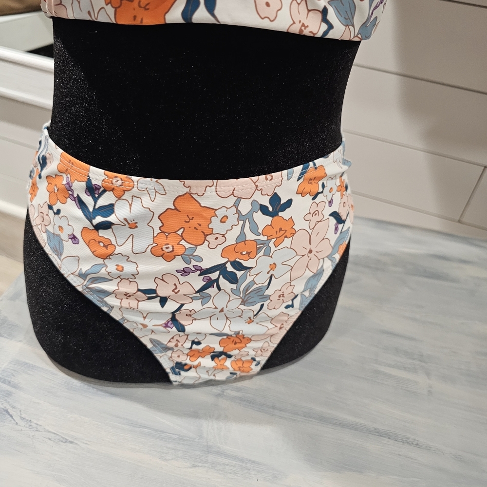 2 Piece Adjustable Bikini Like New - Picture 6 of 6